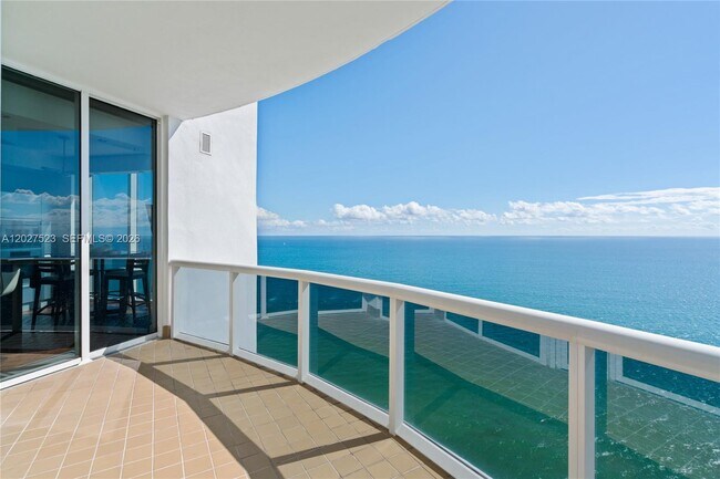 Foto del edificio - 18201 Collins Ave