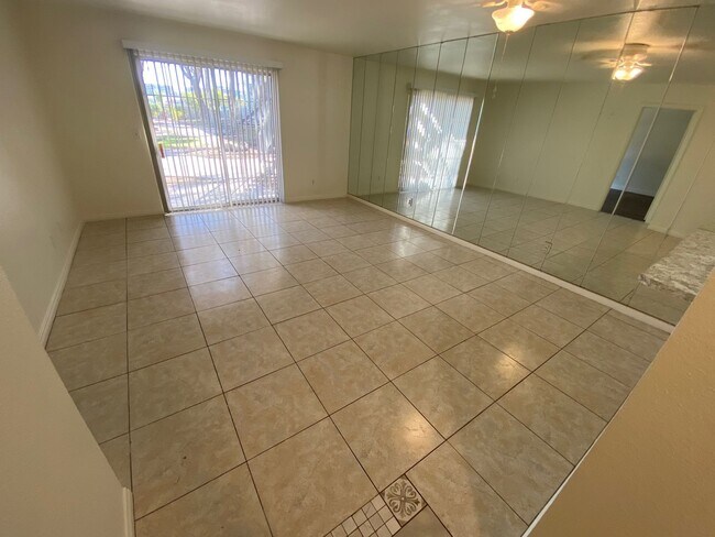 Foto del edificio - BEAUTIFUL 2 BEDROOM 1.5 BATHROOM CONDO
