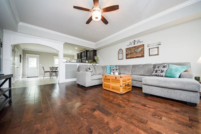 Foto del edificio - BEAUTIFUL TOWNHOME- SHOWING BY APPOINTMENT ONLY