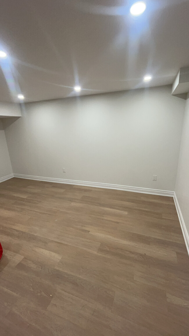 Building Photo - 255 Thornbush Blvd