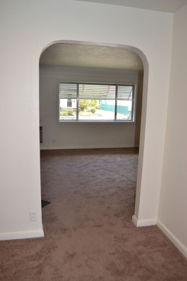 Foto del edificio - Quaint two-bedroom charmer in Northeast Salem