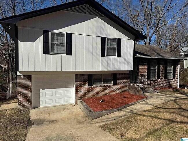 Foto del edificio - Charming 3-Bed Home with 2 Full Baths and ...