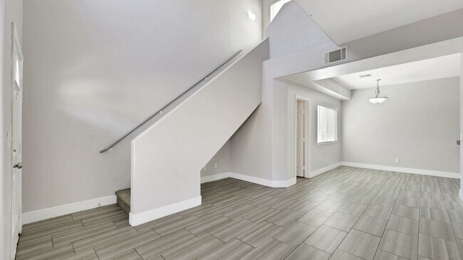 Building Photo - 2 bedroom+loft townhome with attached 2 ca...
