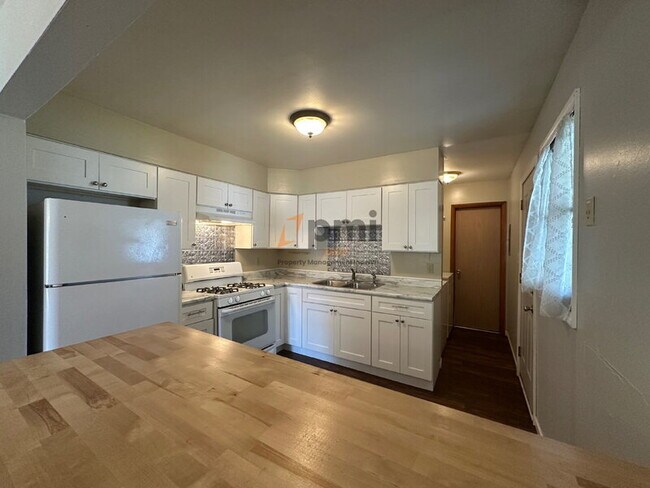 Building Photo - 6850 Van Buren Pl