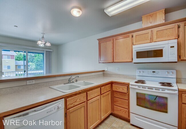Building Photo - 2 br, 1.5 bath House - 1670 Mulberry B303