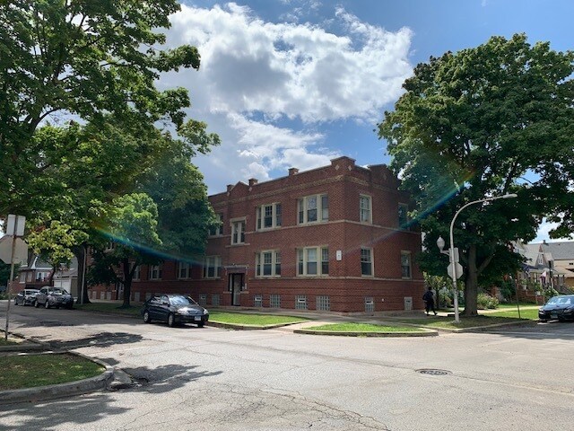 Building Photo - 3846 N Lamon Ave