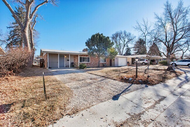 Building Photo - 3 Bedroom 1 Bath Duplex