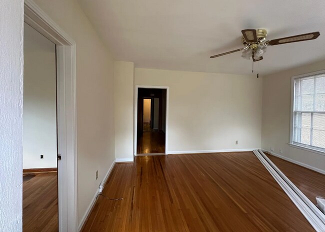 Building Photo - Freshly Painted 4 Bedroom Home