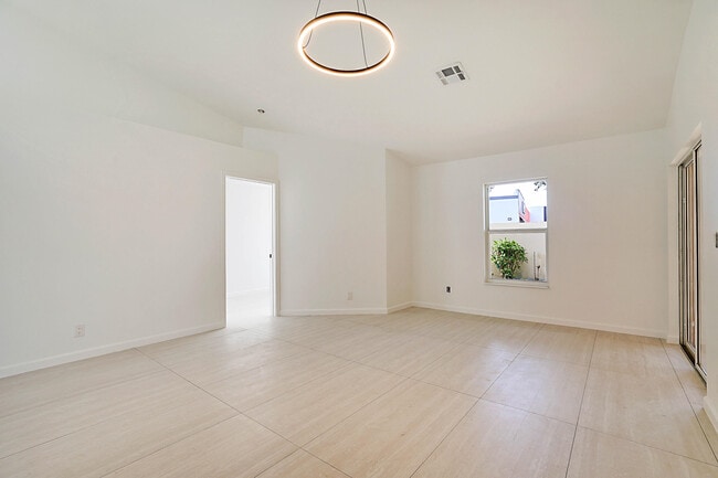 Building Photo - 320 NE 42nd St