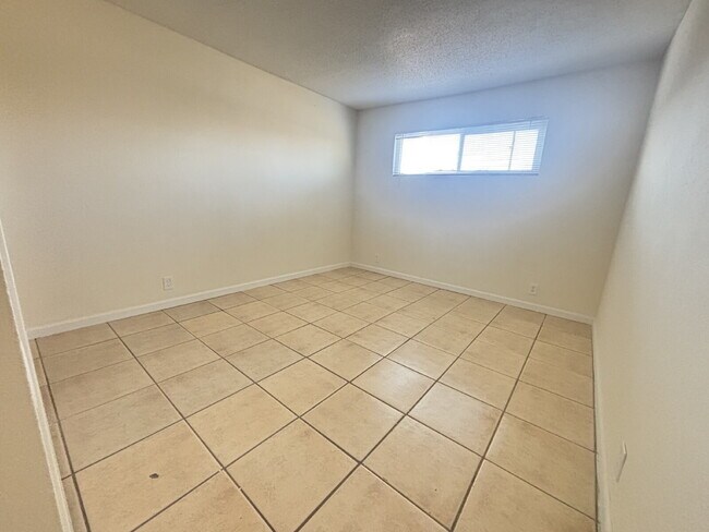 Foto del edificio - Freshly Painted 2-Bed with Full Utilities,...