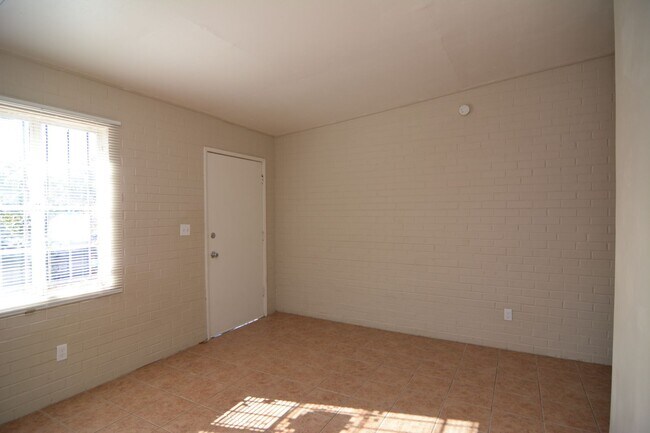 Building Photo - Great South Tucson Location! Charming 1 Be...