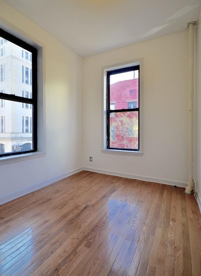 Building Photo - 212 Thompson St