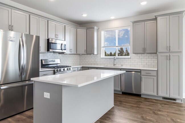 Foto del edificio - W218N16014 Tiger Lily Dr