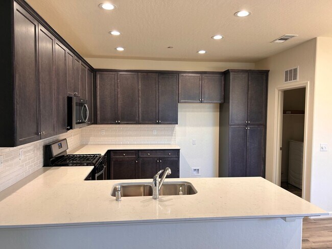 Foto del edificio - Beautiful home for rent in gated community in Visalia