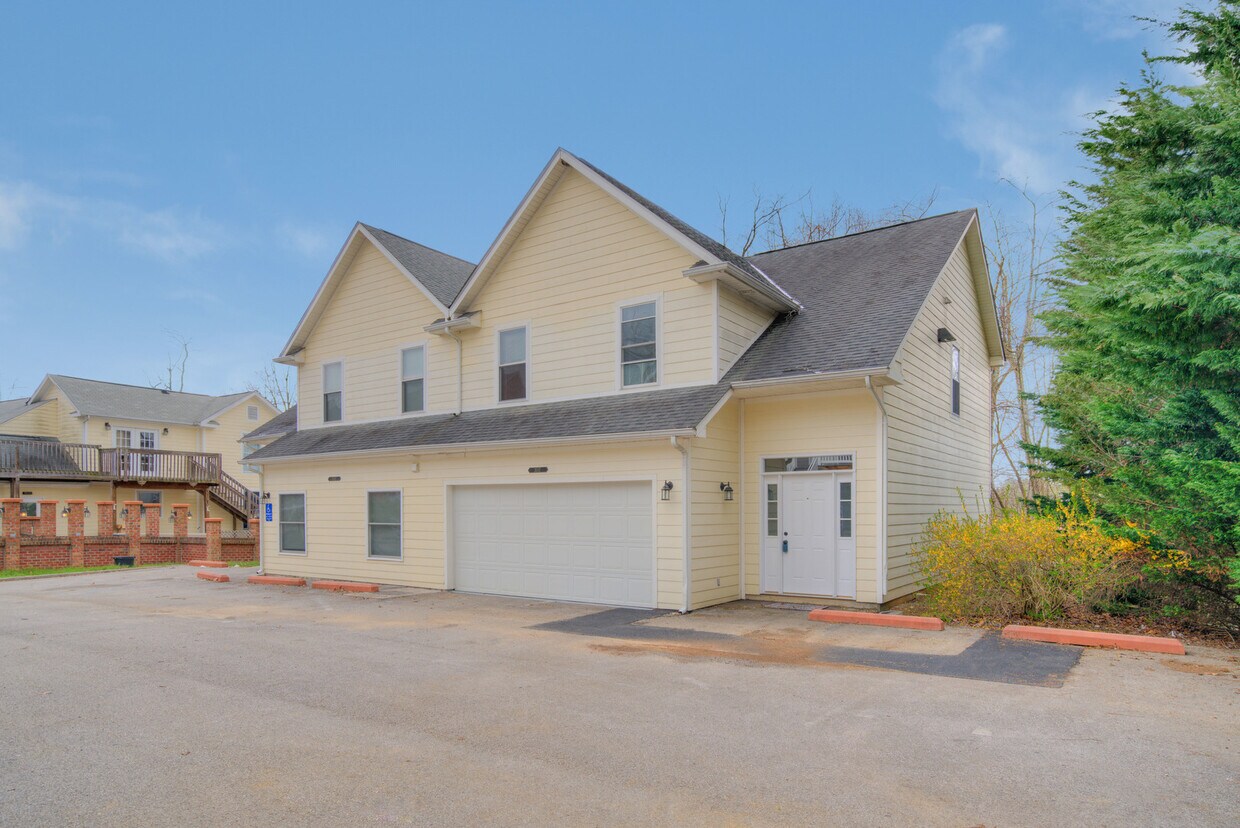Foto principal - 3017 Peppers Ferry Rd NW