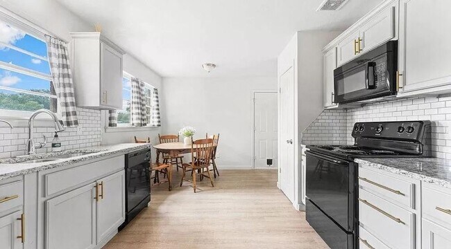Foto del edificio - PRE-LEASING for JULY - Modern Chic 3 Bedroom Home