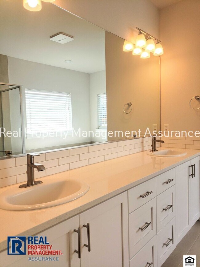 Building Photo - Gorgeous 3BR/2.5BA Tigard/Beaverton Home i...