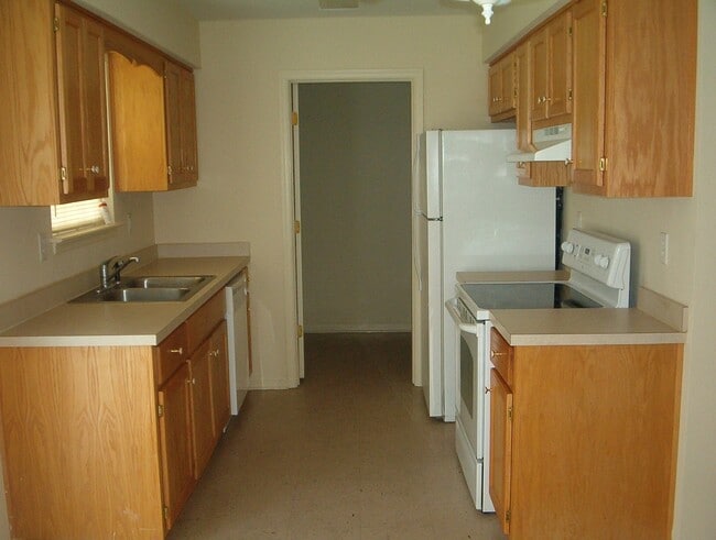 Building Photo - Darling home outside City Limits