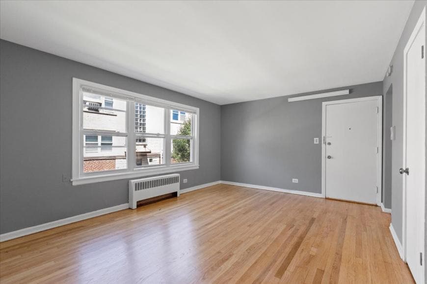 Foto principal - 1 bedroom in Chicago IL 60645