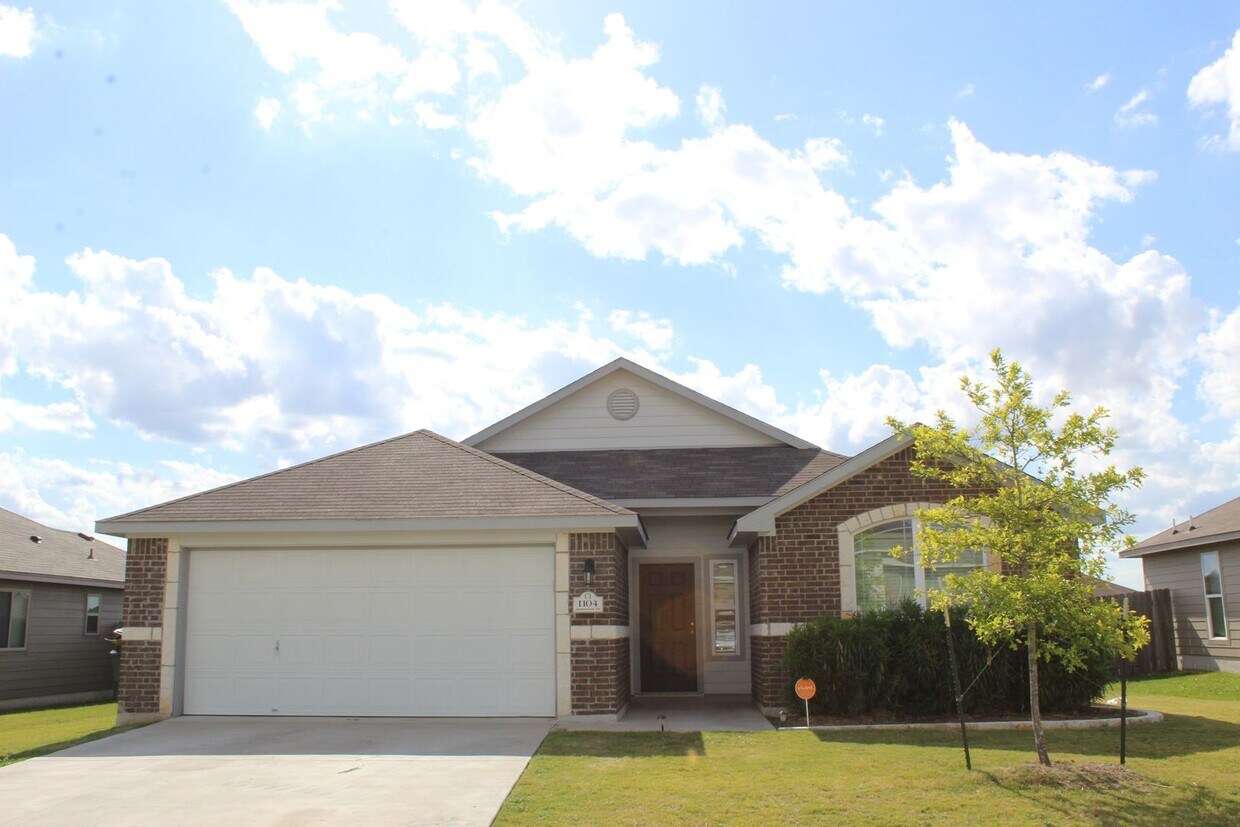 Foto principal - ALMOST NEW, CUTE 3 BEDROOM, 2 BATH