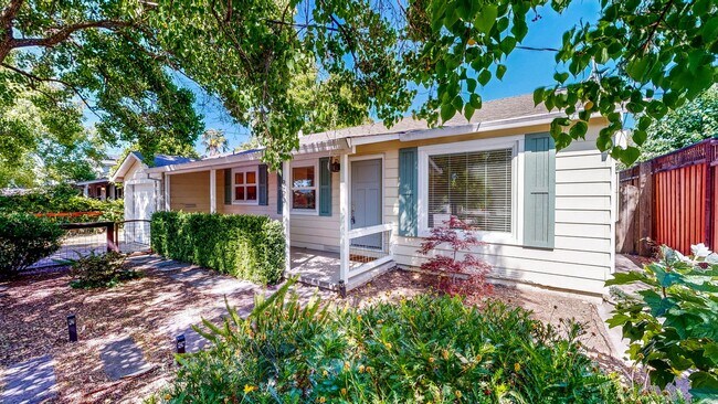 Building Photo - Bright Updated 2 Bedroom, 1 bath Home with...