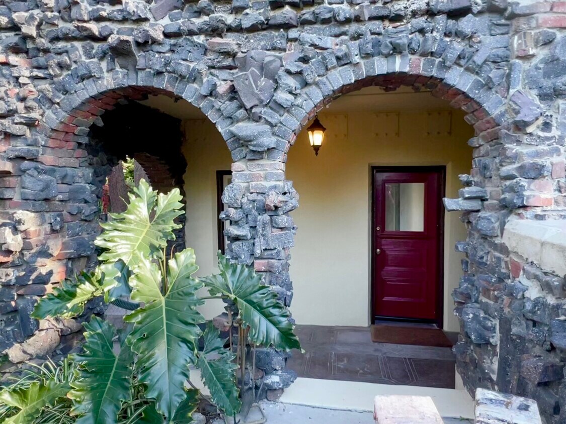 Apartment entrance - 1342 Edgecliffe Dr