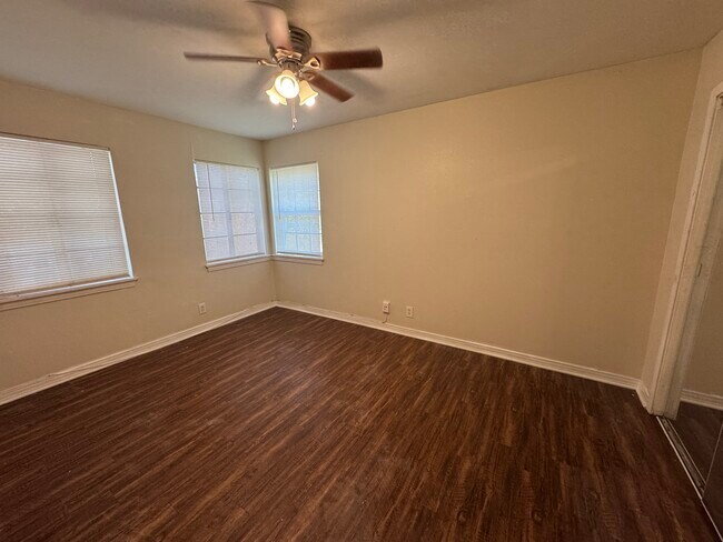 Foto del edificio - 2212 Sturges Dr