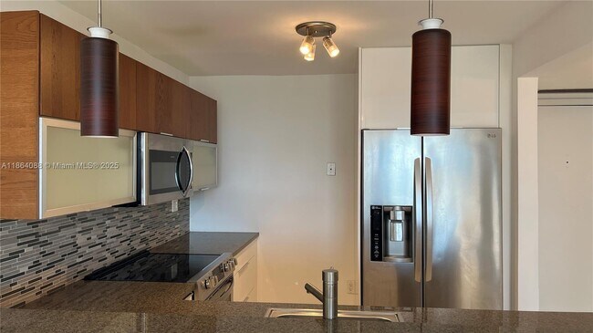 Foto del edificio - 600 NE 36th St