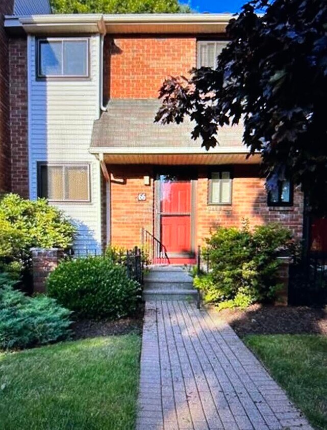 Foto principal - 66 Danforth Ln