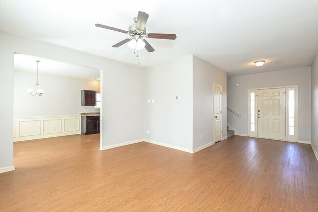 Foto del edificio - 466 Hill Crest Cir