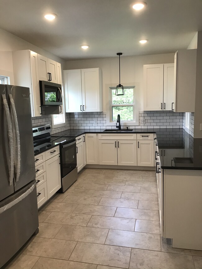 Kitchen plus dishwasher! - 2135 N M 52