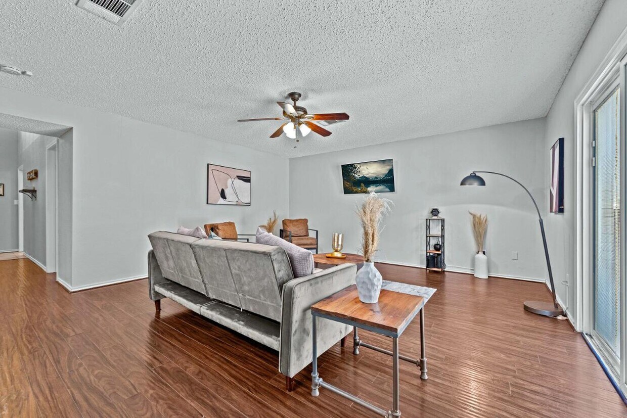 Foto principal - 7900 Rosenberry Dr