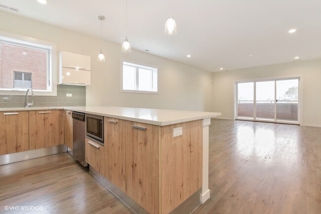 Foto del edificio - 3326 W Irving Park Rd