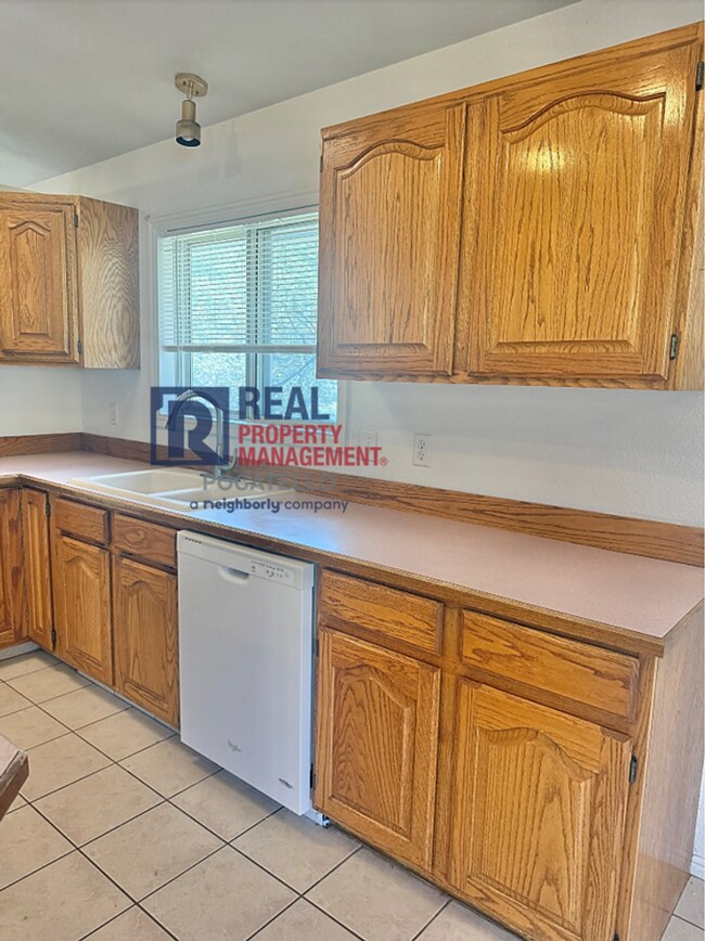 Foto del edificio - Beautiful 4 bed 2 1/2 bath - 3 car garage