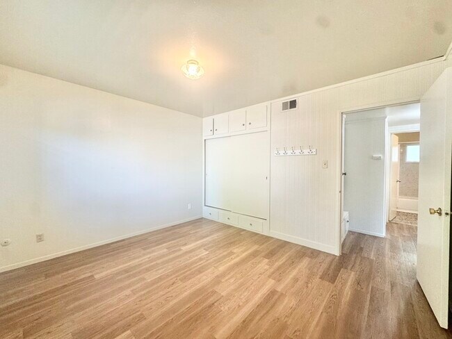 Foto del edificio - Single-story, spacious 2 bed condo, 1 bath...