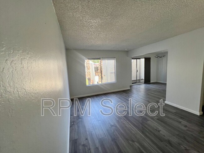 Building Photo - 2200 Laguna Cir