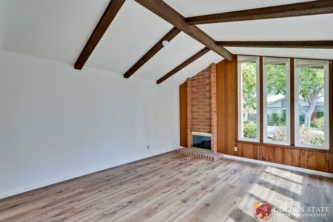 Foto del edificio - Sunnyvale home with central air and new LV...