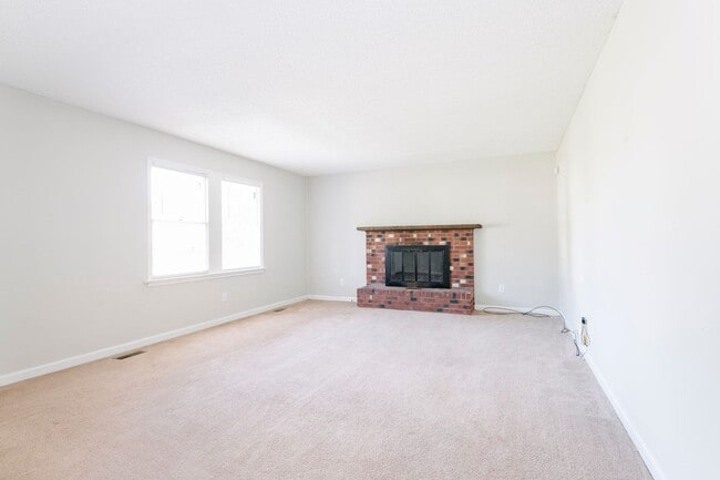 Foto del edificio - Adorable ranch home with huge fenced yard mid June!