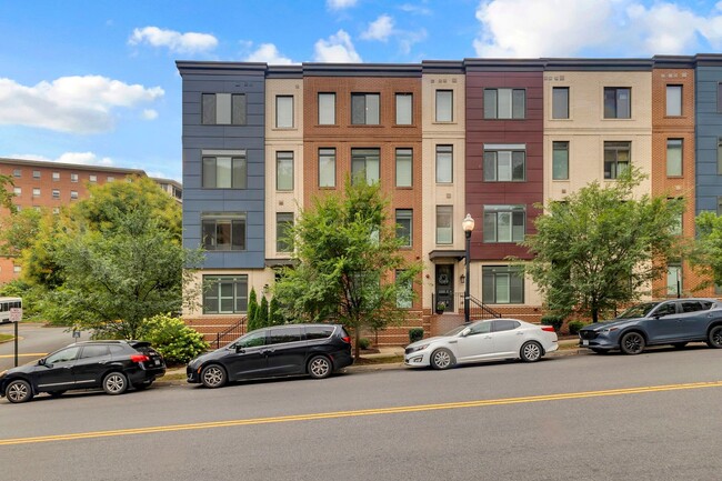 Foto del edificio - Modern 4-Level Townhome in Vibrant Alexandria – Move-In Ready Dec 1!