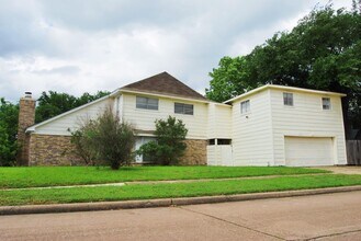 Building Photo - 2127 Woodland Springs St