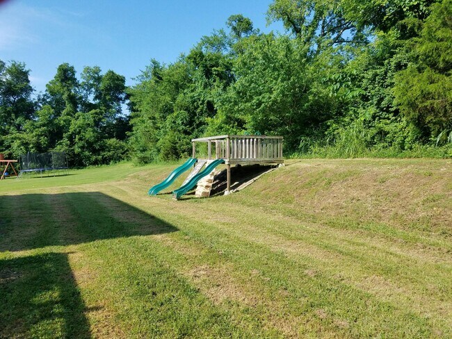 Building Photo - 140 Fieldcrest Cir