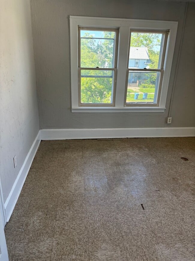 Building Photo - Section 8 Accepted! 5 BR 2 BA