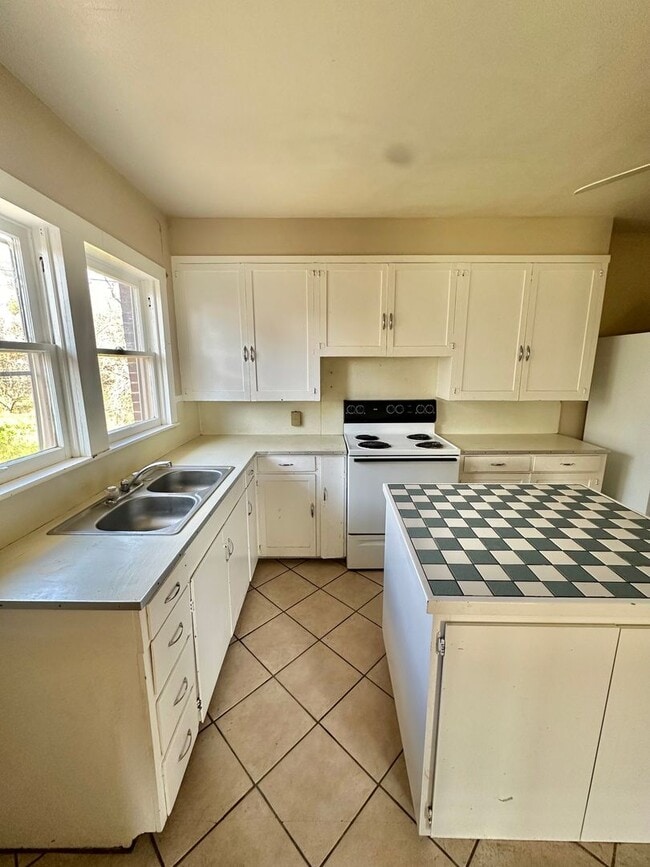 Building Photo - COMING MAY 2026 - Cozy 3 Bedroom Home Walking Distance to ASU Campus!