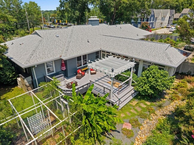Building Photo - Gorgeous and Spacious 3 Bedroom Ranch in T...