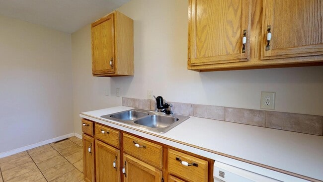 Building Photo - 2 Bedroom, 1 Bathroom Home with Finished B...