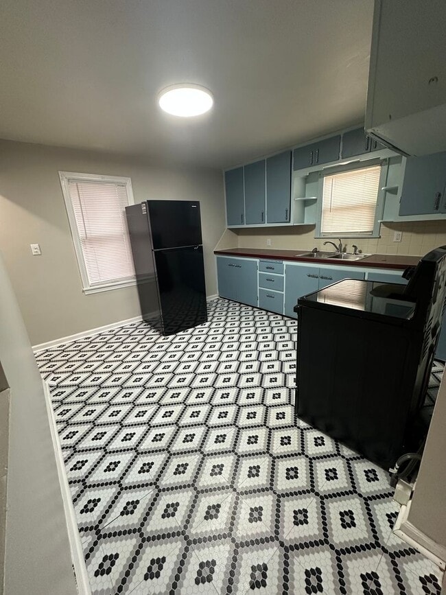 Building Photo - 2 Bedroom, 1 Bath House w/ Basement and Do...