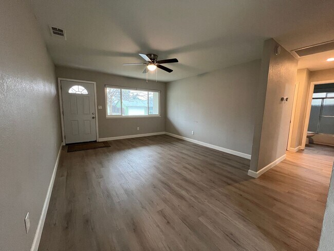 Foto del edificio - Lovely updated home with large backyard, close to Fair Oaks schools!