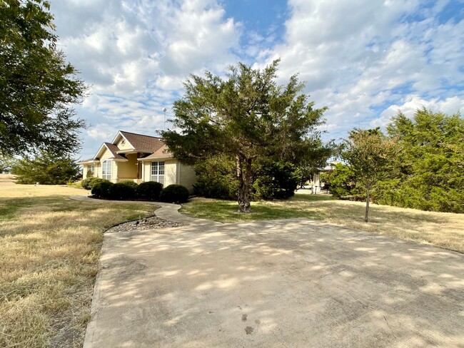 Foto del edificio - Large 4/2 Ranch-Style Home in Manor TX