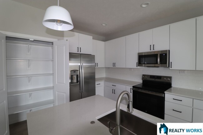 Foto del edificio - Stunning 4-Bed 3-Bath Townhome