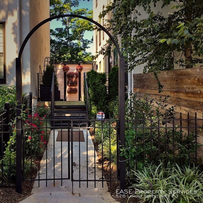 Foto del edificio - 526 Lamont St NW